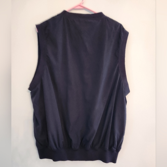 Cabelas Mens Black Vest Size Reg L.  Banded bottom and V neck. - Picture 3 of 3